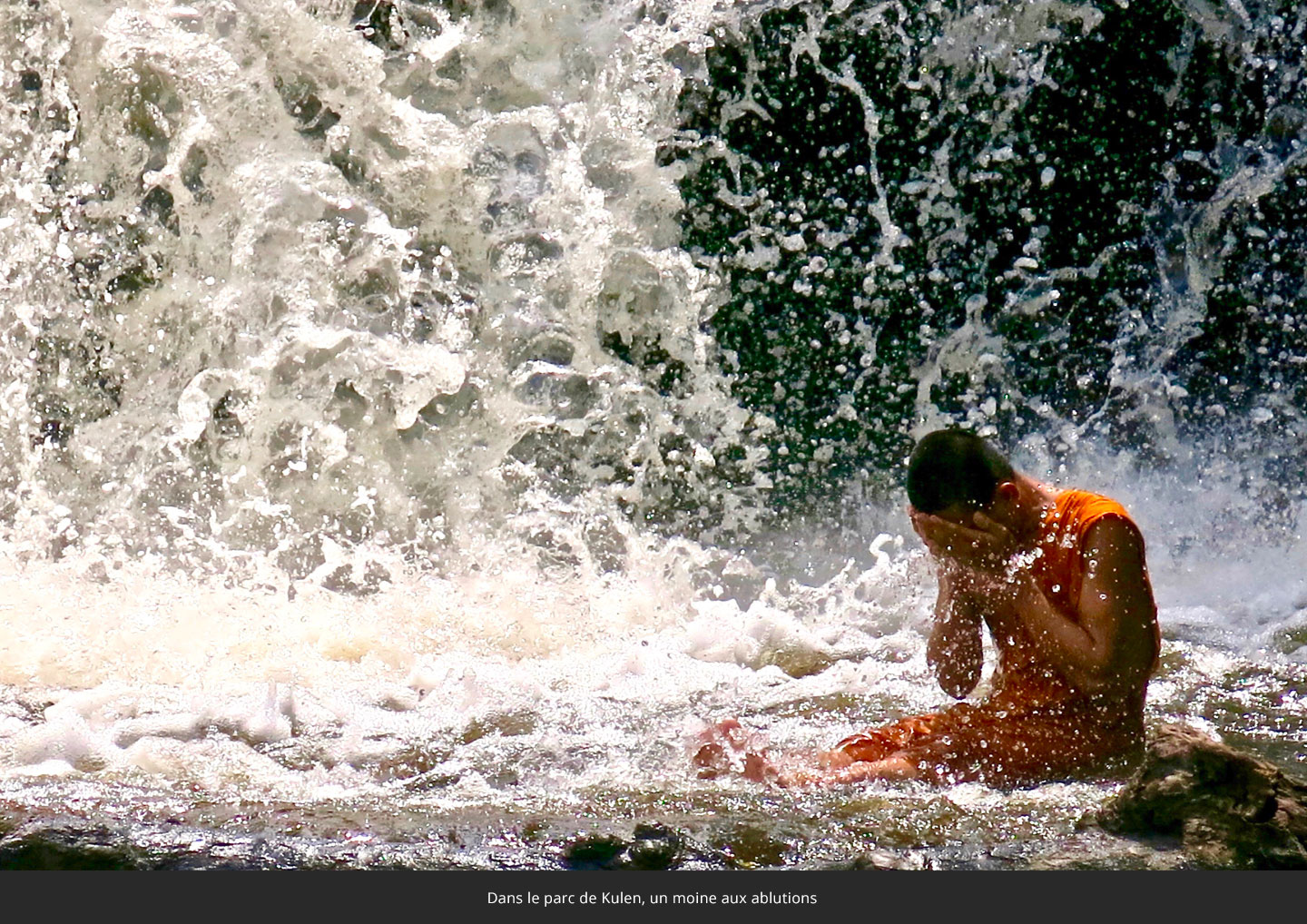 Dans-le-parc-de-Kulen-un-moine-aux-ablutions-