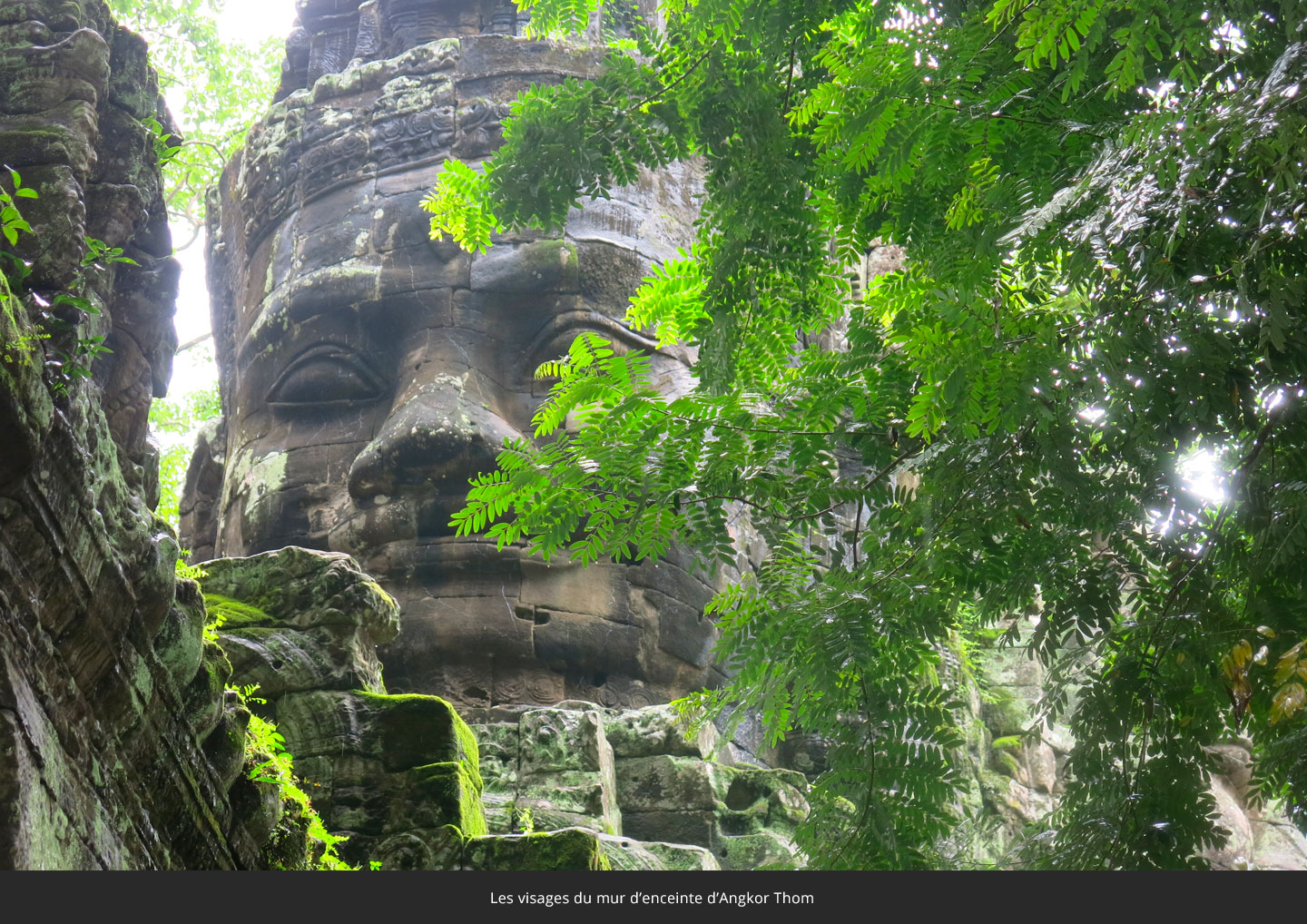 Les-visages-du-mur-d-enceinte-d-Angkor-Thom-